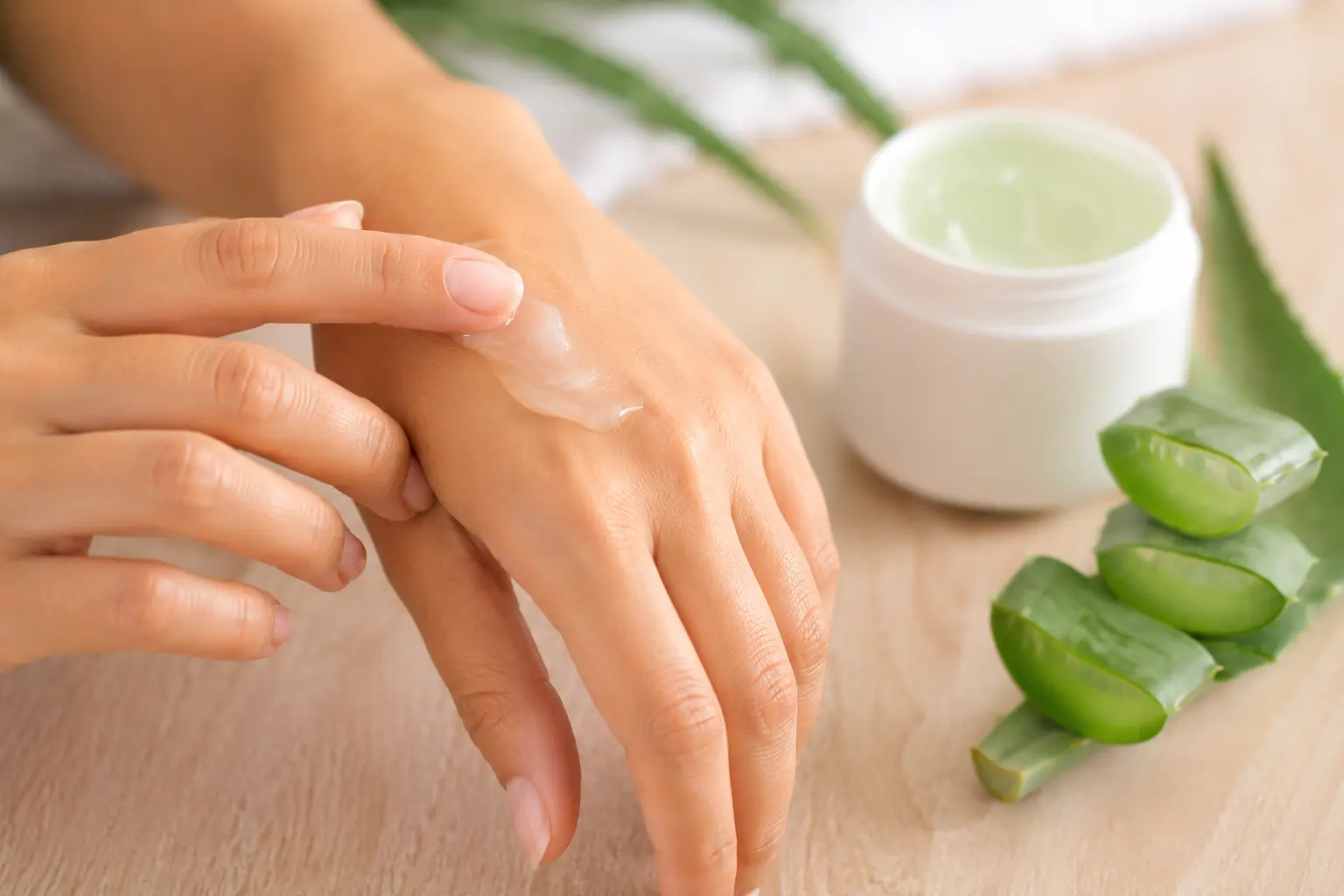 Aloe Vera Gel für die Hautpflege Person trägt Aloe Vera Gel auf die Hand auf