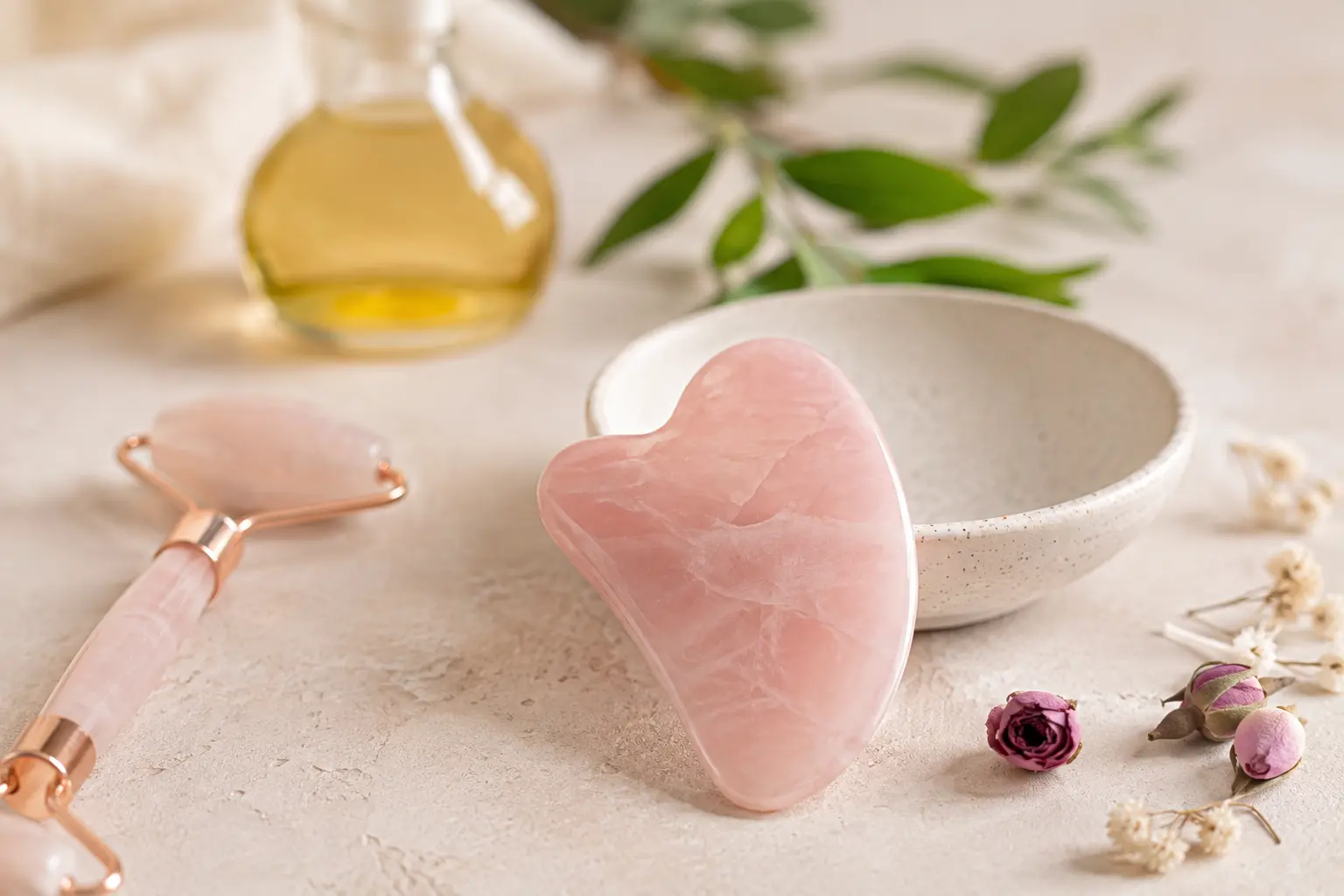Gua-Sha-Stein aus Rosenquarz mit Gesichtsroller und Gesichtsöl für die Gesichtspflege